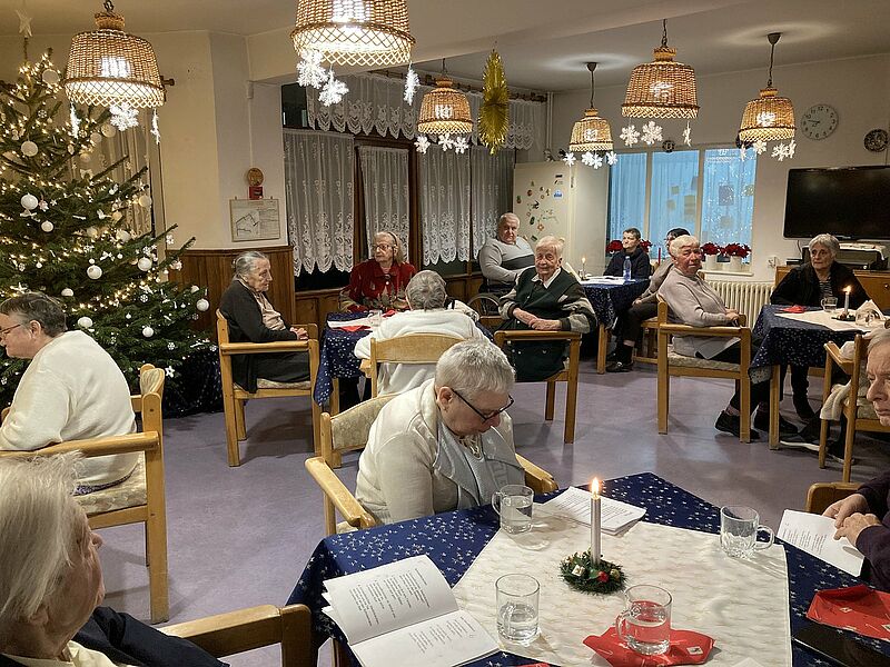 Gemütliches Beisammensein bei der Weihnachtsfeier ...