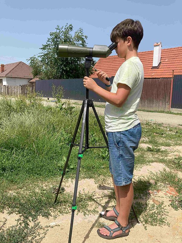 Andreas Zeck am Spektiv. Foto: Anne Zeck ...
