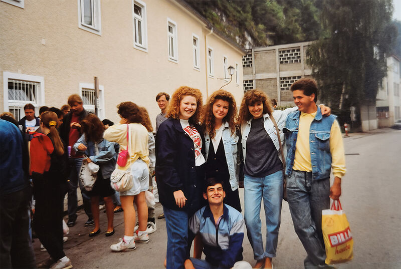 Christine, ganz links, und Bruno, kniend, im ...
