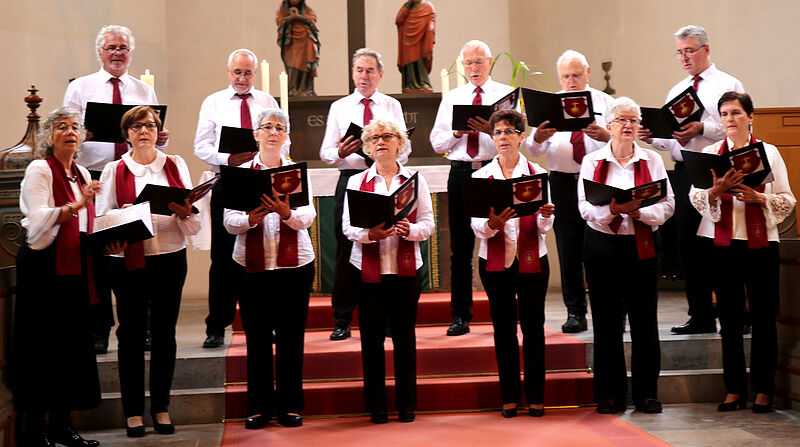Der Tartlauer Chor gestaltete den Gottesdienst ...