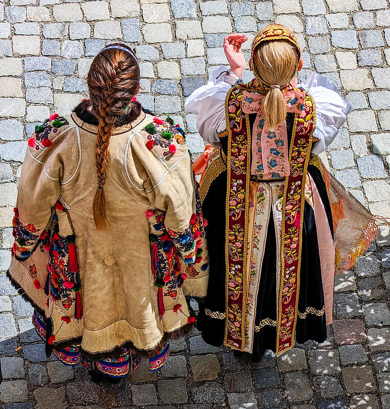 Tradition blickt in die Zukunft – links eine ...