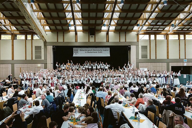 Die Jugend pflegt begeistert unsere Traditionen, ...