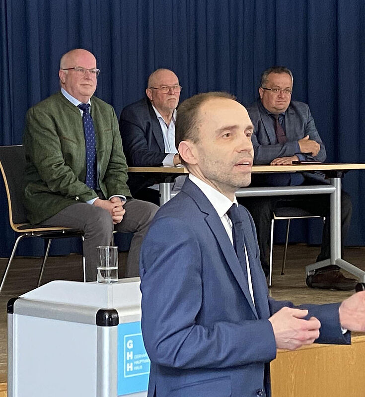 Generalkonsul Gerg Szilagyi; hinten, von links: ...