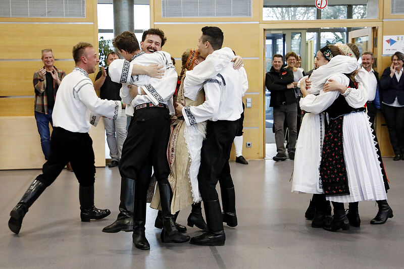 Die JTG Traunreut freut sich ber ihren 2. Platz ...