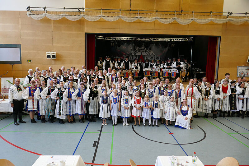 Chor, Kindertanzgruppe und Vorstand der ...