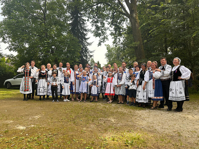 Zahlreiche Trachtenträger beim Kronenfest in ...