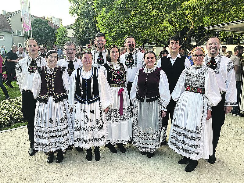 Tanzgruppe Wels bei den 41. Burggartenkonzerten. ...