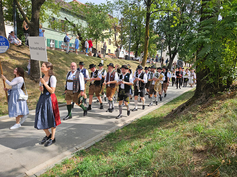 Die Pfalz-Neuburger-Musikanten beim Trachtenumzug ...