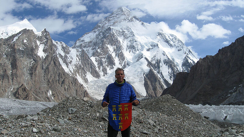 Klaus Petzak mit dem Wappen von Siebenbrgen vor ...