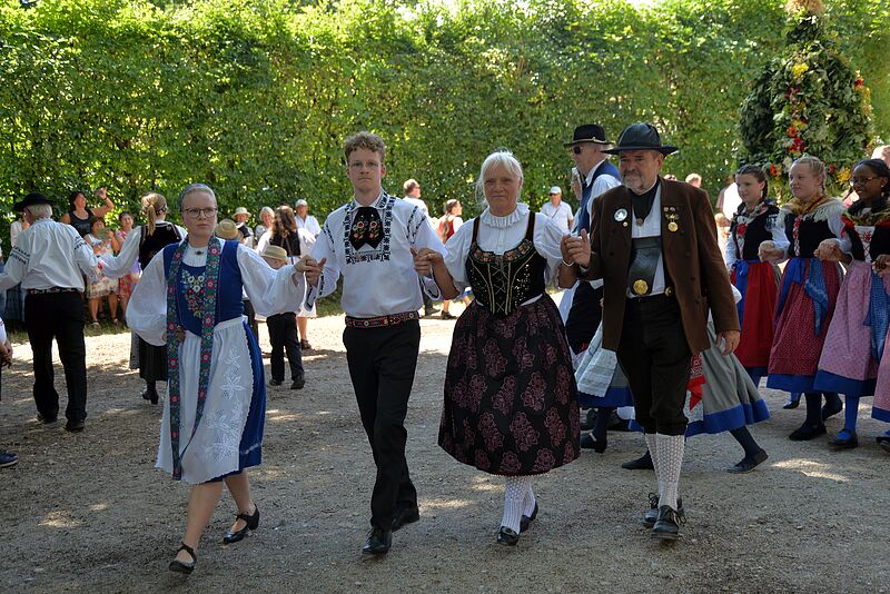 Aufmarsch der Trachtentrger. Foto: Daniel Kardos ...
