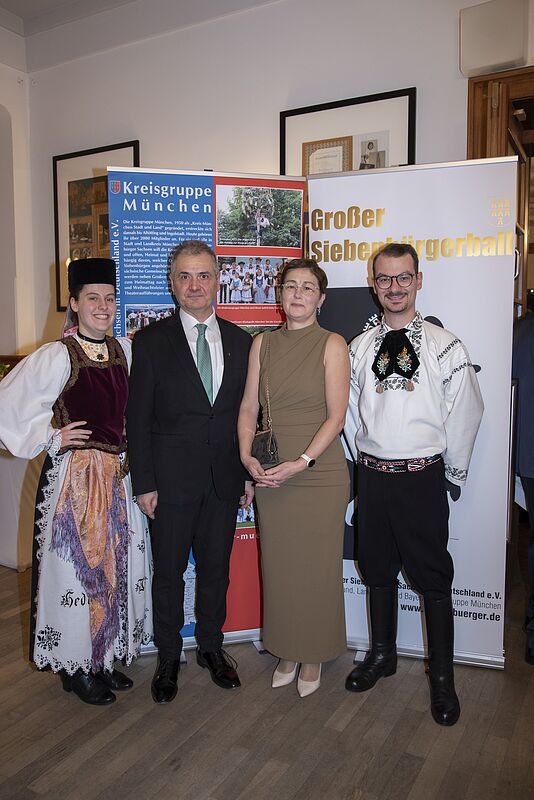 Bischofsvikar Dr. Daniel Zikeli mit Ehefrau und ...