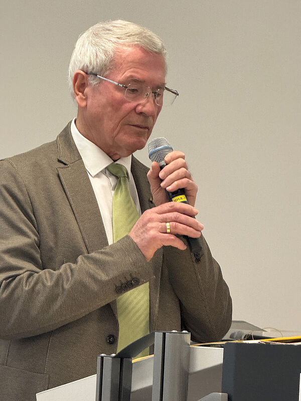 Horst Gbbel whrend seines Vortrages. Foto: ...