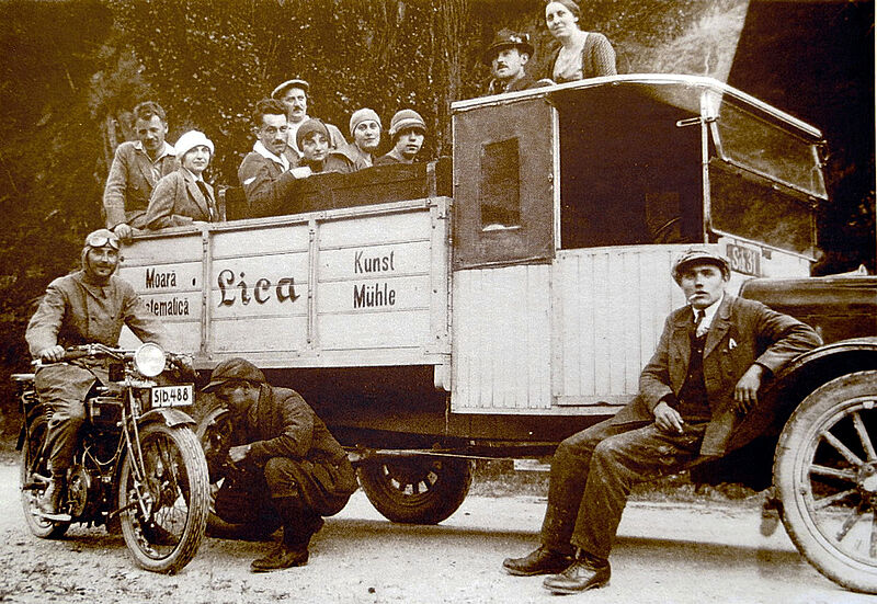 Betriebsausflug mit einem Lieferwagen der „Lica“ ...