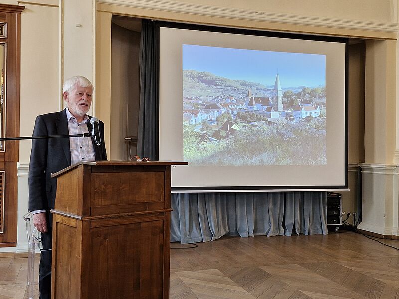 Heinz Bretz whrend seines Vortrags: ...