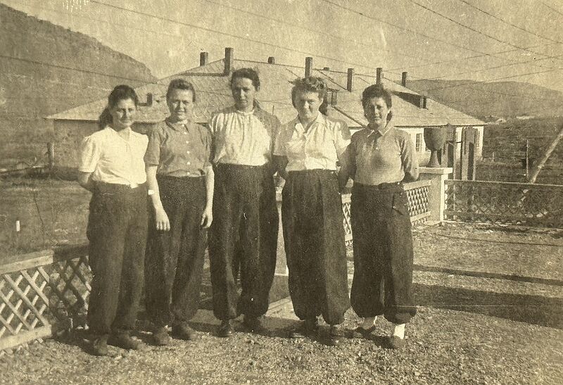 Anni (Zweite von links) im Arbeitslager „Delta“ ...