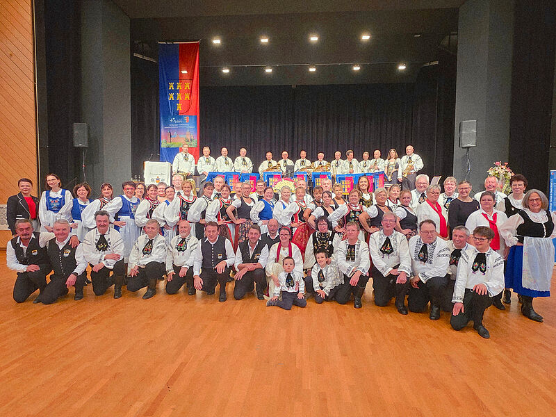 Gruppenbild aller Aktiven und Ehrengäste bei der ...