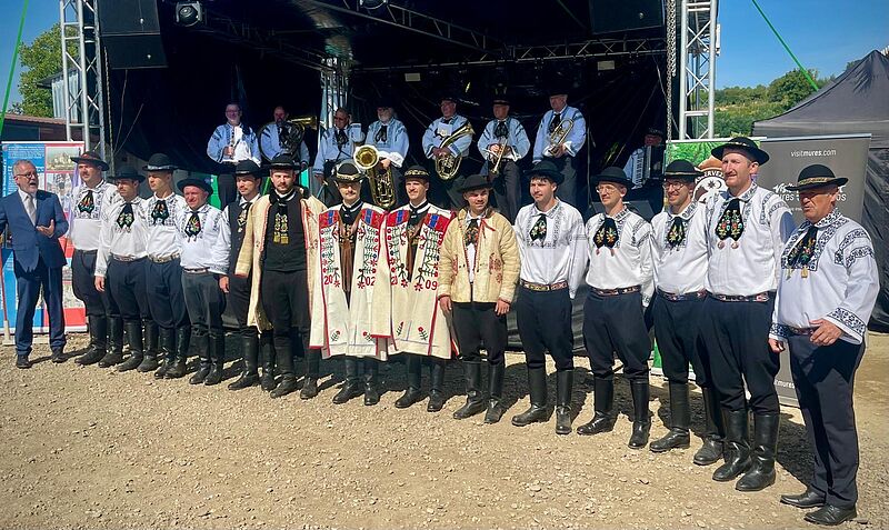 Ehrenvorsitzender Bernd Fabritius (Erster von ...