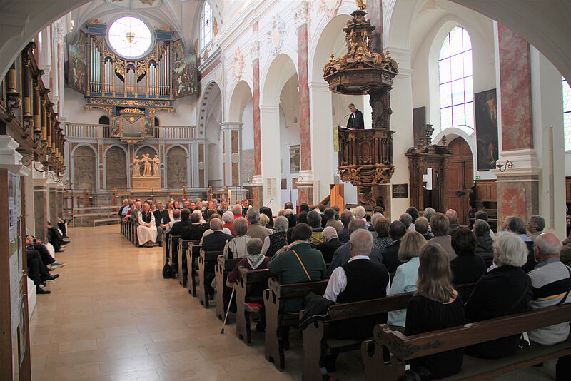 Superintendent Wolfgang Rehner predigt im ...