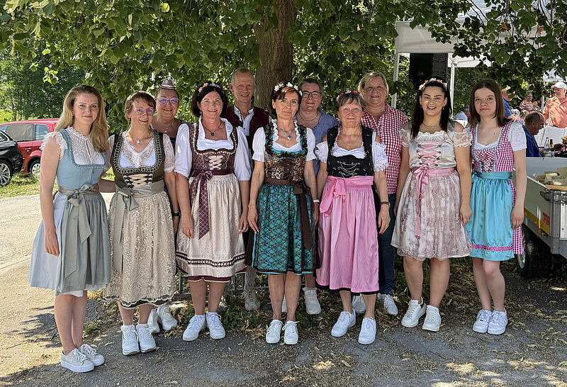 Glückliche Mitglieder der Tanzgruppe Backnang ...