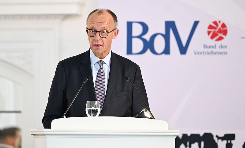 Bundeskanzler Friedrich Merz hält die Festrede. ...