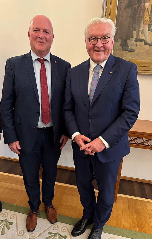 Bundespräsident Frank-Walter Steinmeier (rechts) ...