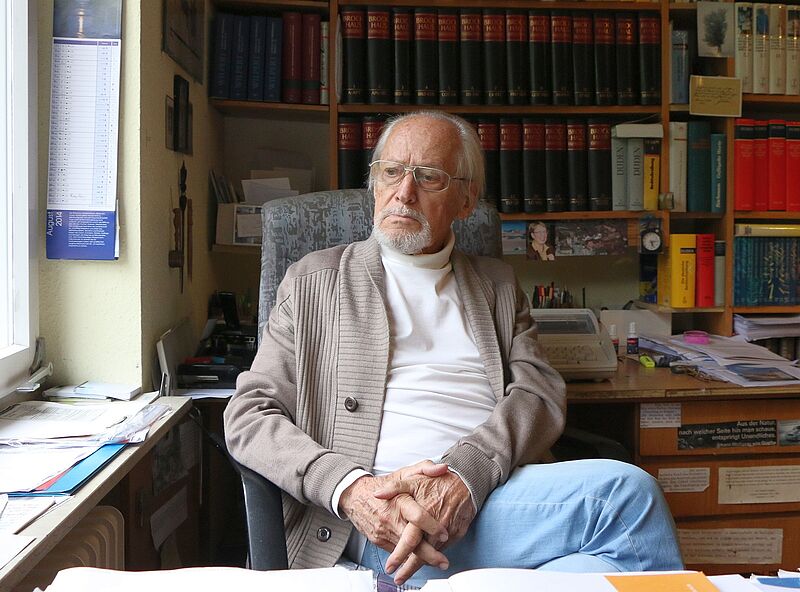 Hans Bergel in seinem Arbeitszimmer (2014). Foto: ...