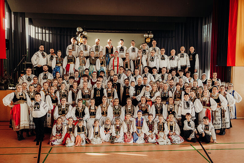 Ein Moment voller G�nsehaut: 143 Trachtentr�ger ...