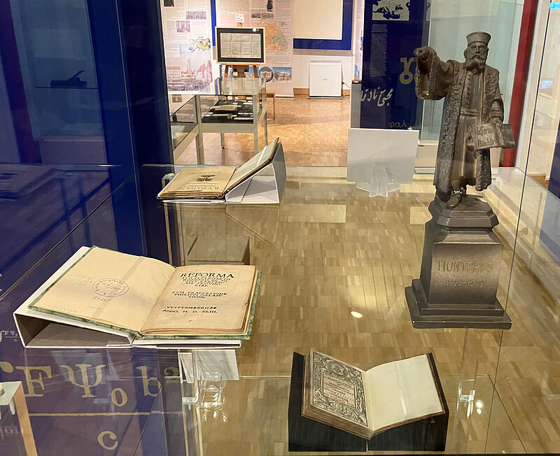 Ausstellungsvitrine mit der „Rudimenta ...