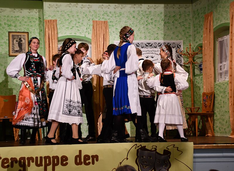 Kindertanzgruppe Augsburg mit dem Tanz "Die ...