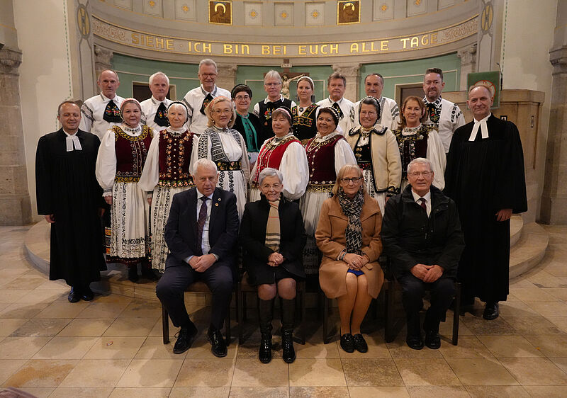 Nach dem Festgottesdienst: Trachtenträger ...