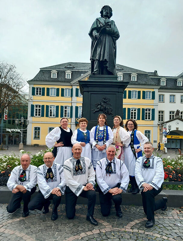 Die Dortmunder Tanzgruppe vor dem ...