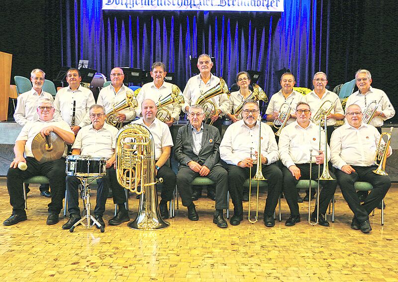 Die Blaskapelle Brenndorf unter der Leitung von ...