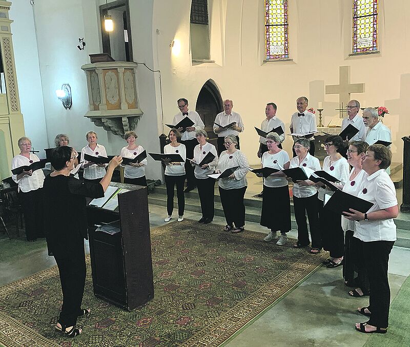 Der Cantores Vivaces-Chor und seine Dirigentin ...