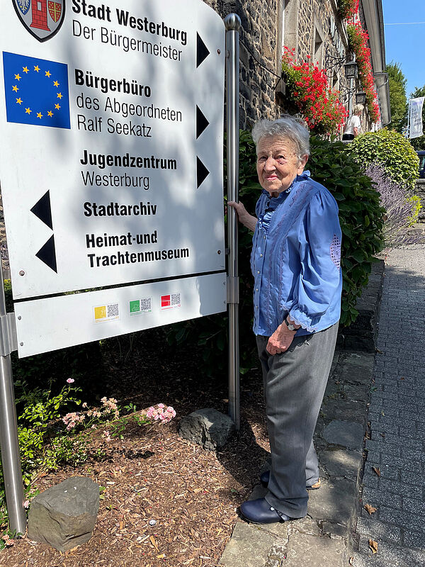 Christine Klein an der Hinweistafel fr das ...