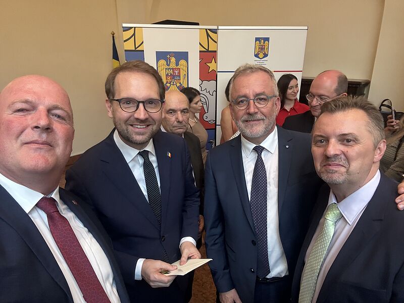 Das Gruppenbild zeigt (von links): ...
