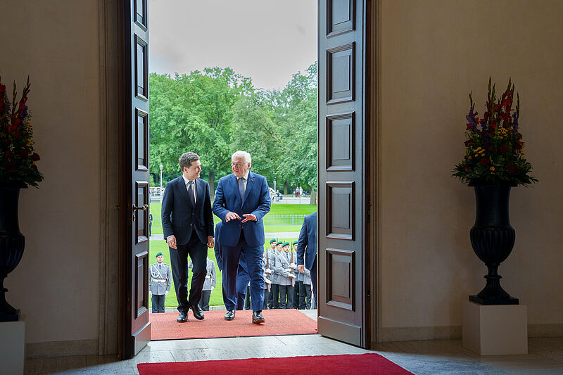 Bundesprsident Frank-Walter Steinmeier (rechts) ...