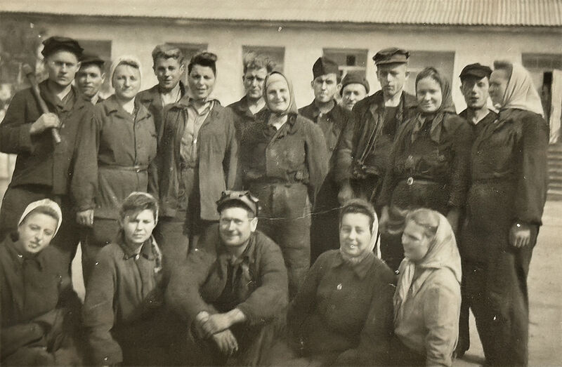 Gruppenbild im Arbeitslager Parkomuna 1206 im ...