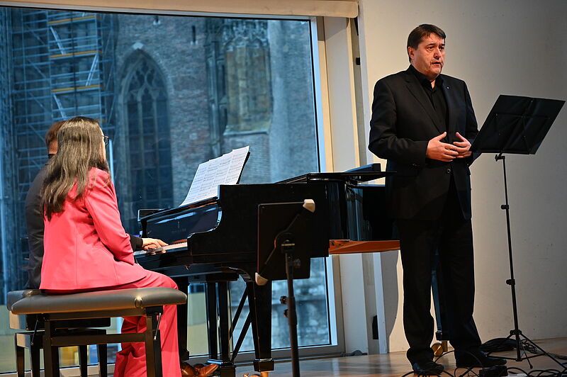 Der Bariton Wilfried Michl sang, von Tobias ...