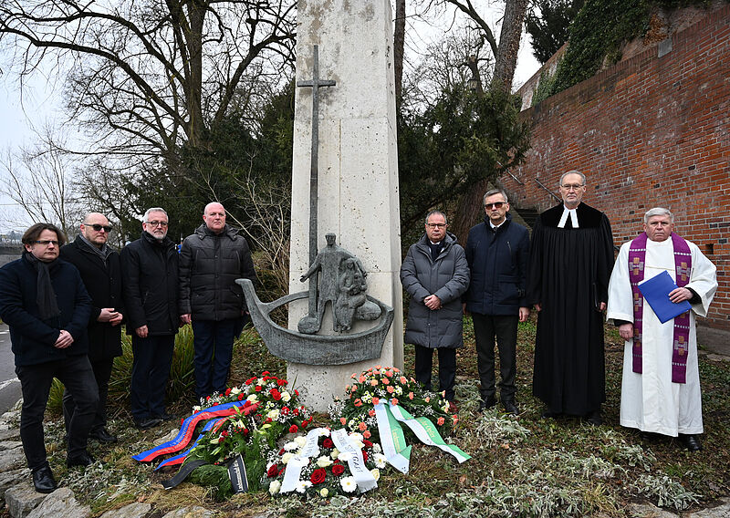 Kranzniederlegung am Auswandererdenkmal, von ...