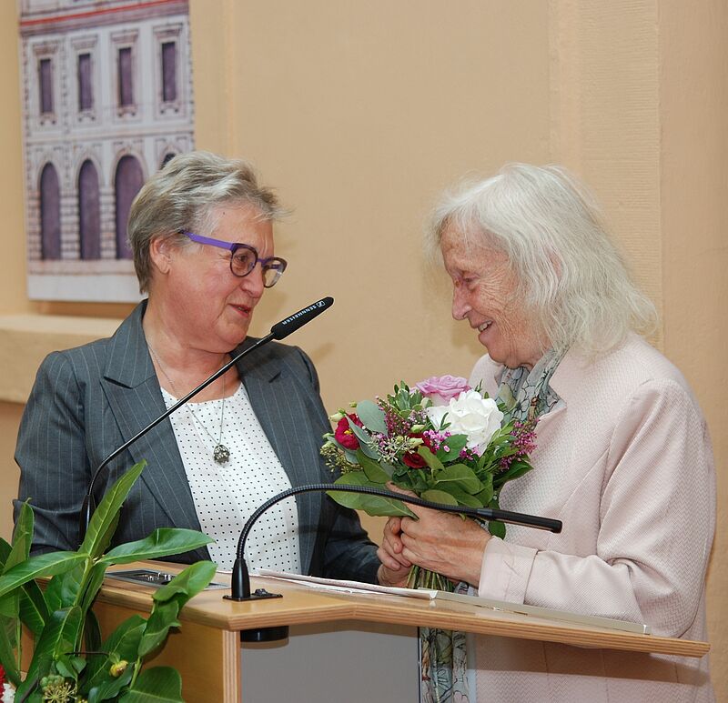 Dr. Irmgard Sedler (links) gratuliert Dr. Erika ...