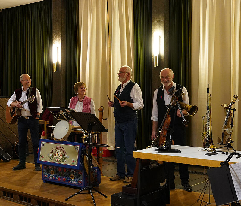 De Lidertrun mit Angela Seiwerth beim Konzert in ...