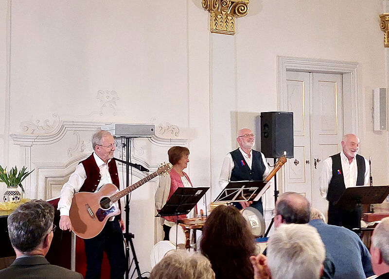 „De Lidertrun“ mit Angela Seiwerth auf Schloss ...