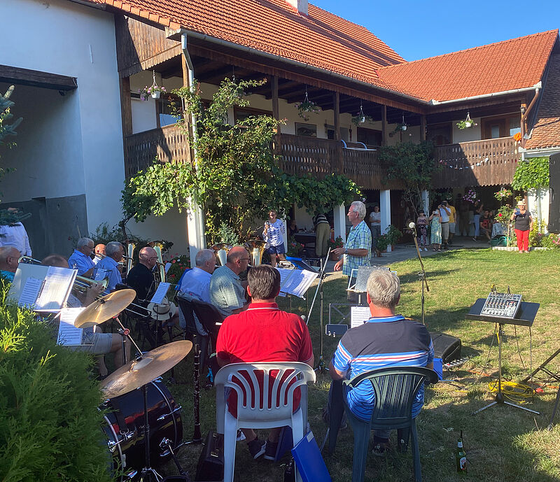 Hier, im gleichen Hof des Anwesens Göbbel in ...