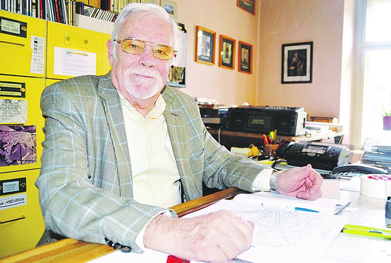 Dr. Hermann Fabini an seinem Schreibtisch im ...