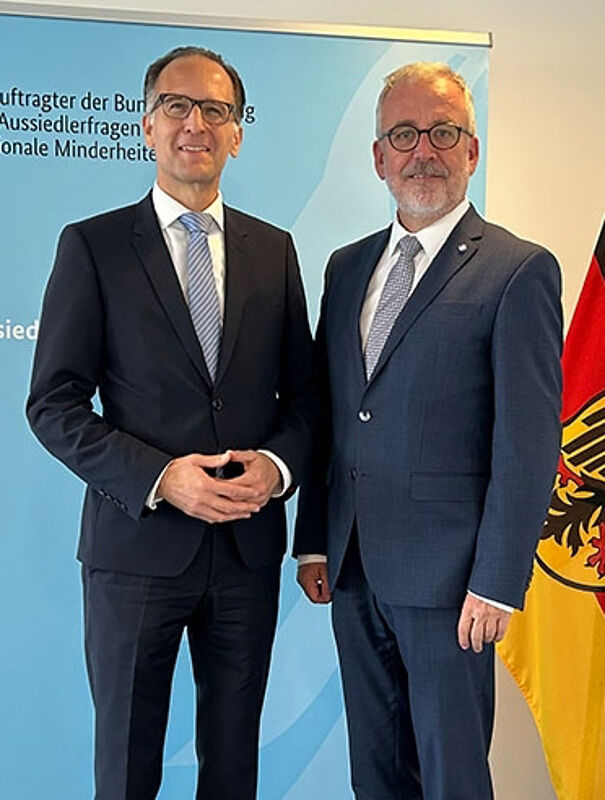 Bernd Fabritius (rechts) im Gesprch mit Peer ...