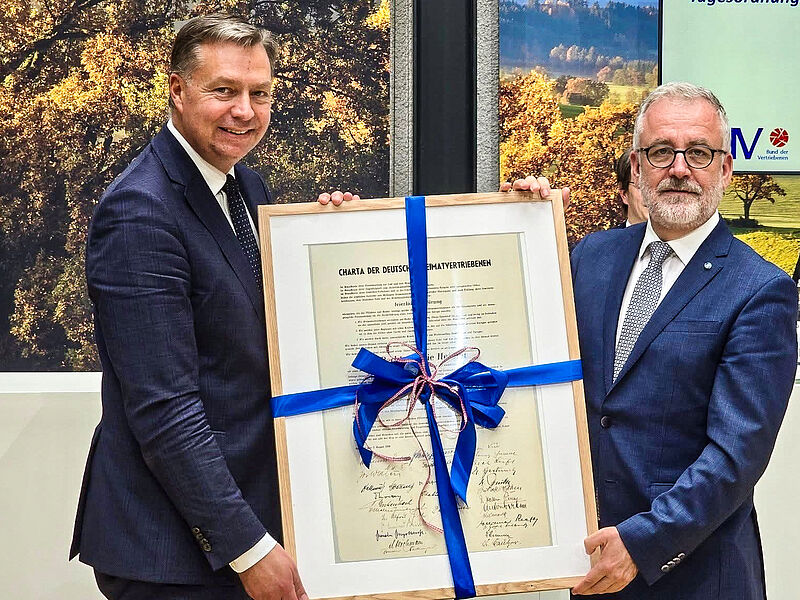 Stafettenübergabe von Bernd Fabritius (rechts) an ...