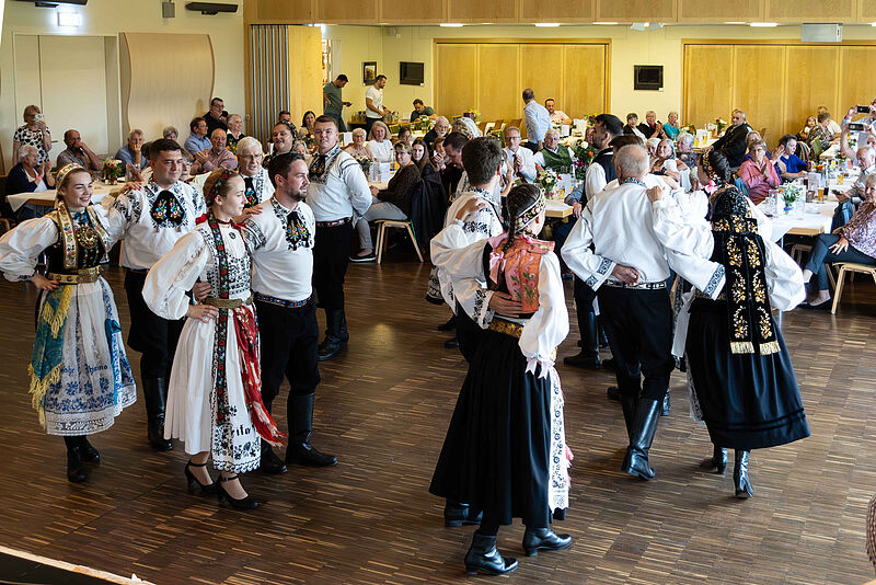 Gemeinsamer Tanz der Tanzgruppen aus Augsburg und ...