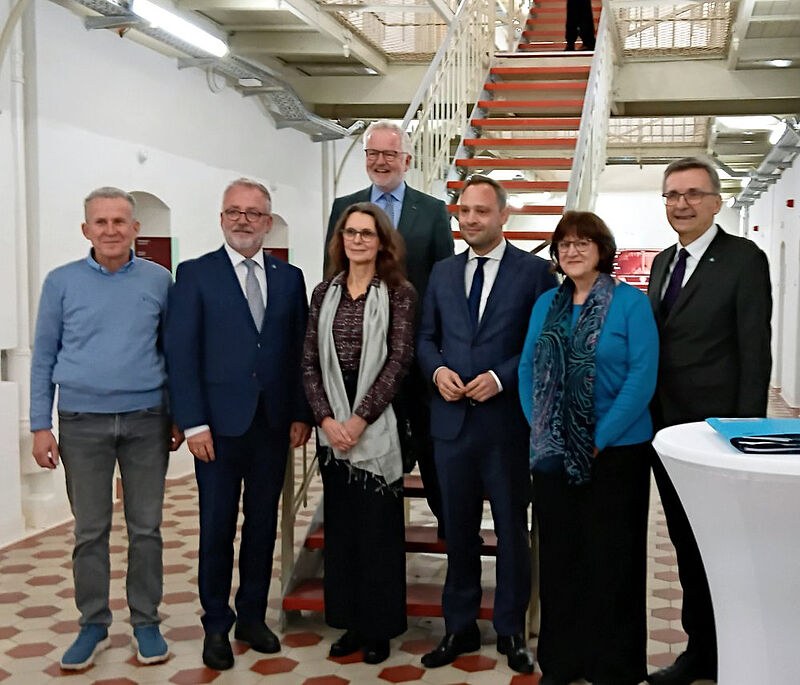Gruppenfoto im Kaßberg-Gefängnis, von links: Dr. ...