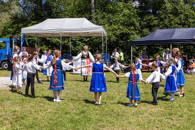 Unter der Krone tanzt die Kindertanzgruppe aus ...