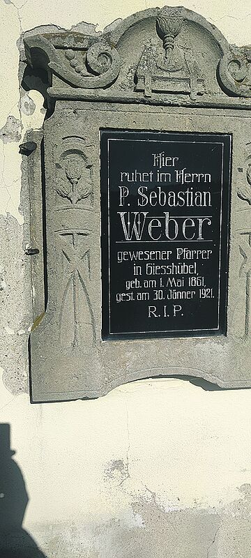 Gedenkstein fr Pfarrer Weber, direkt an der ...